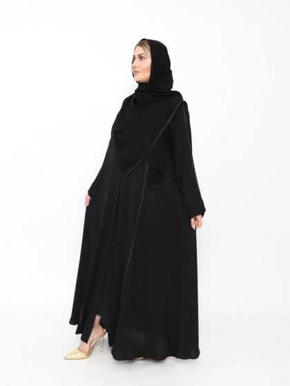 عباية سوداء مطرزة بخيط رصاصي من الامام والكتف