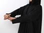 عباية سوداء سادة أنيقة ومن الخلف مشجر 
